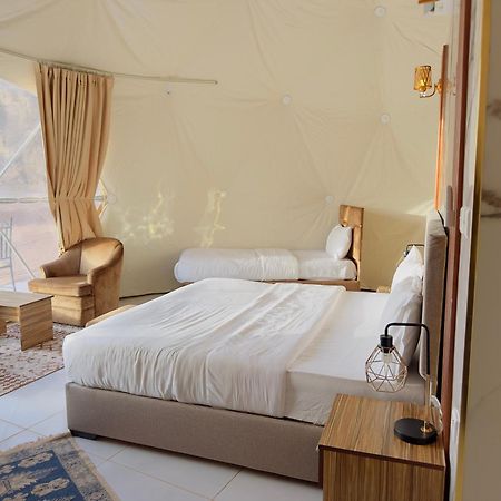 Rum Four Mountain Luxury Camp 와디럼 외부 사진