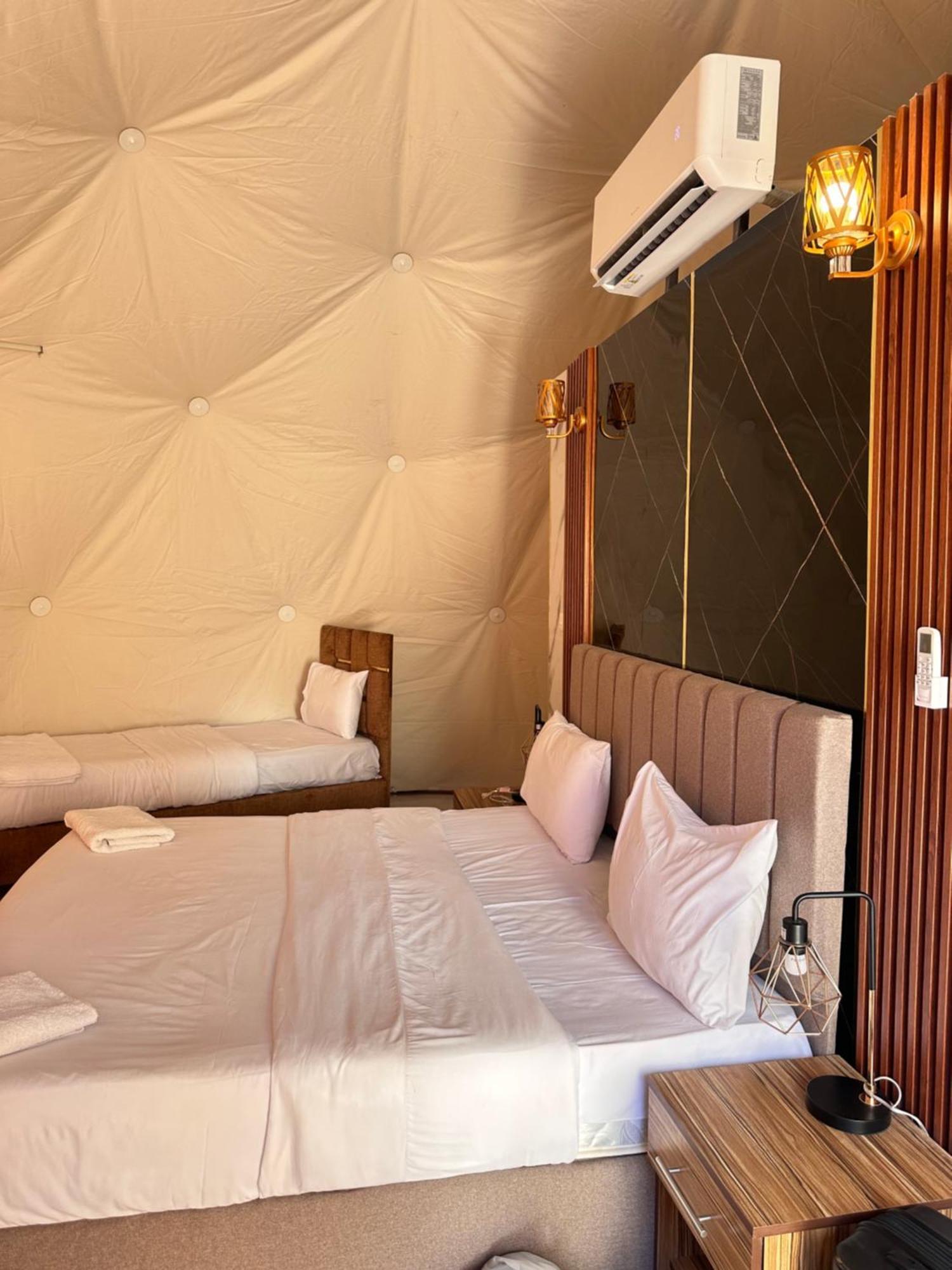 Rum Four Mountain Luxury Camp 와디럼 외부 사진