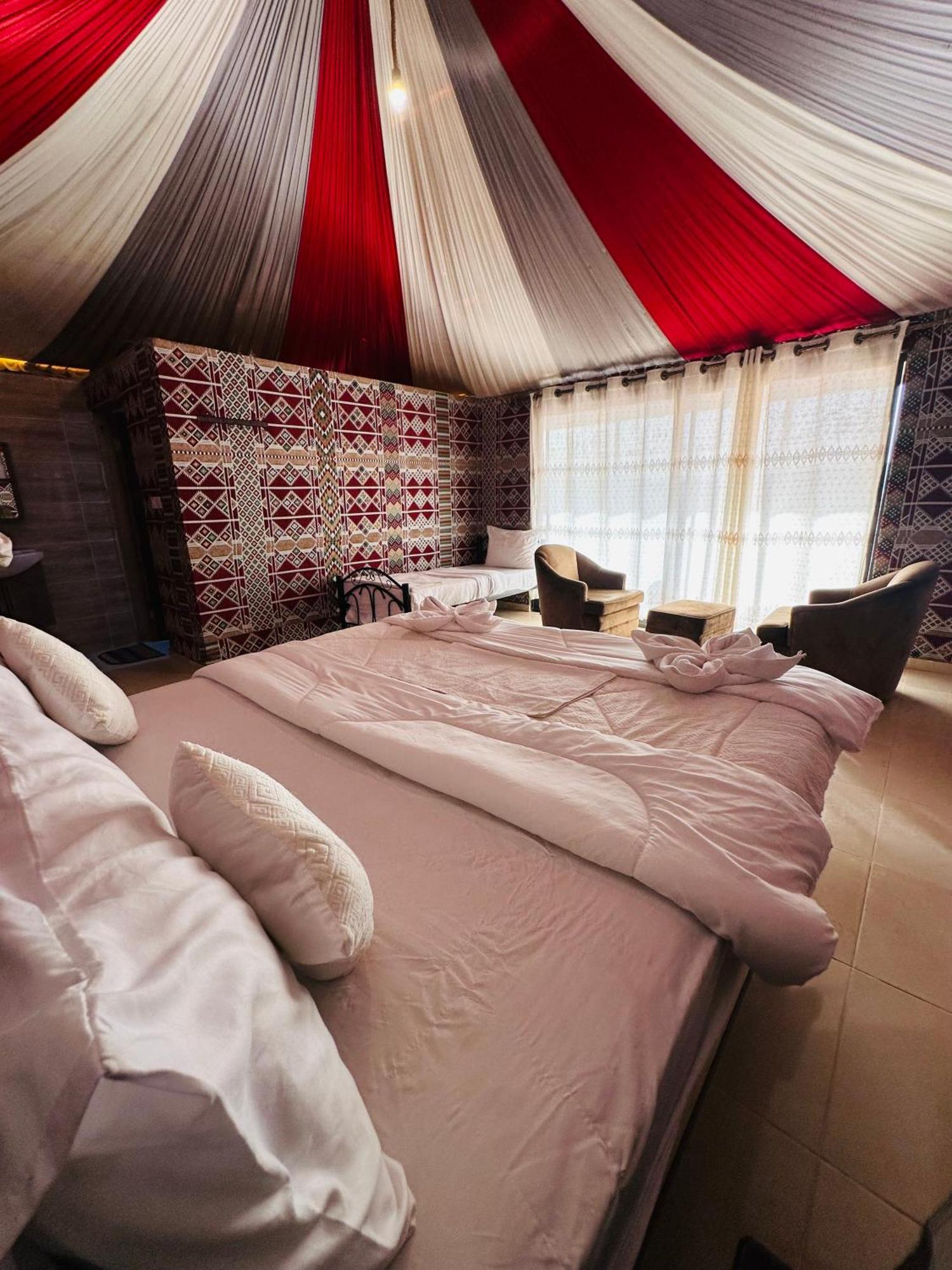 Rum Four Mountain Luxury Camp 와디럼 외부 사진
