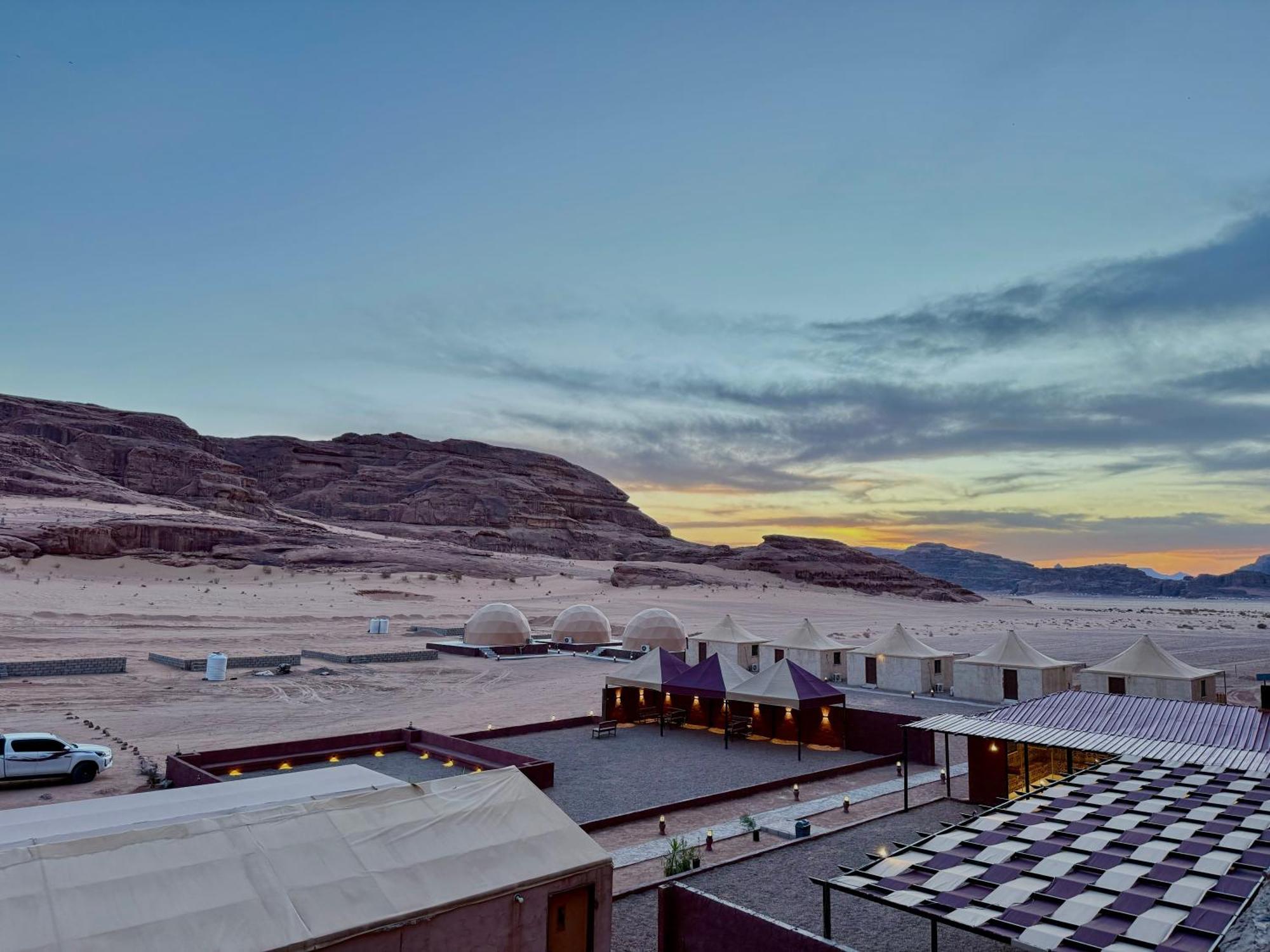 Rum Four Mountain Luxury Camp 와디럼 외부 사진