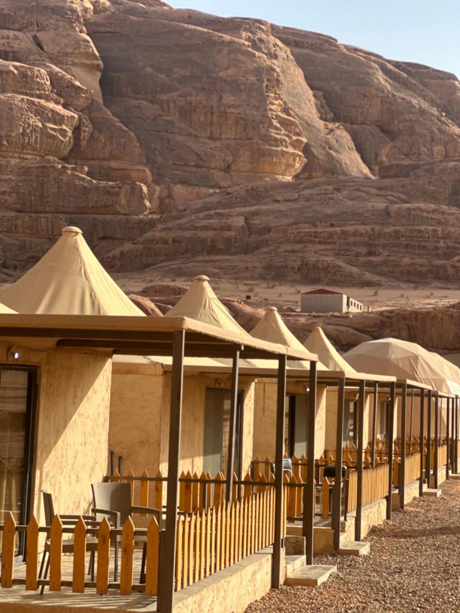 Rum Four Mountain Luxury Camp 와디럼 외부 사진