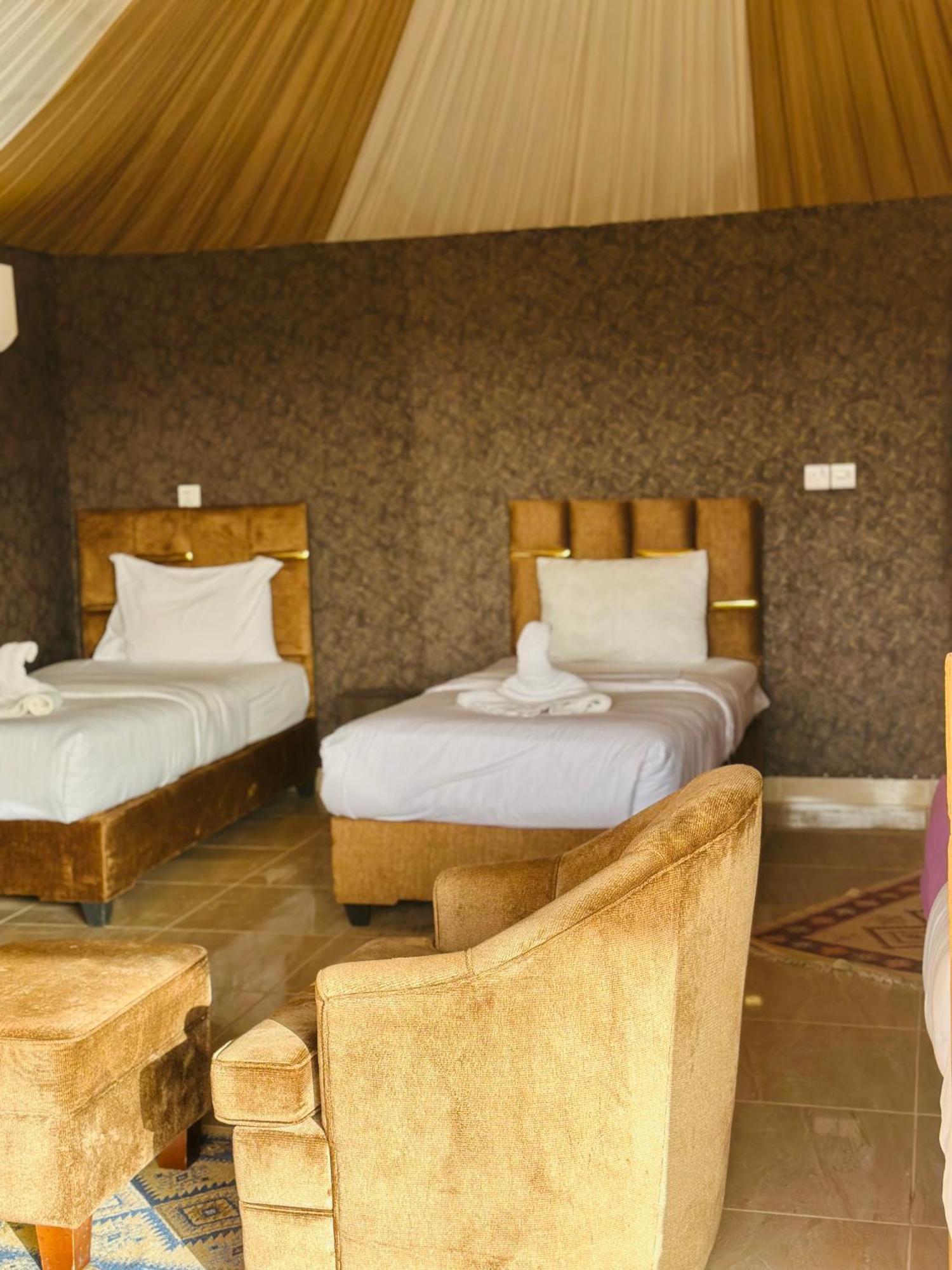 Rum Four Mountain Luxury Camp 와디럼 외부 사진
