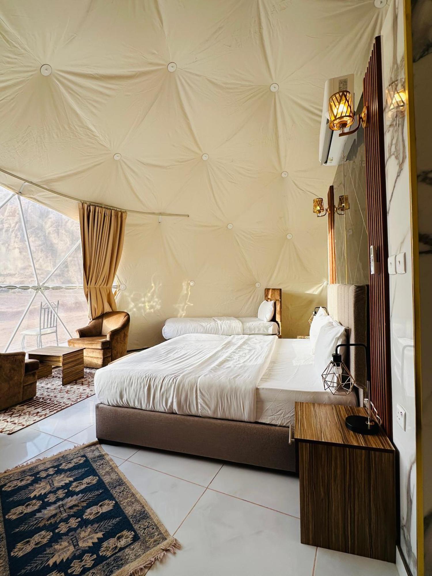 Rum Four Mountain Luxury Camp 와디럼 외부 사진