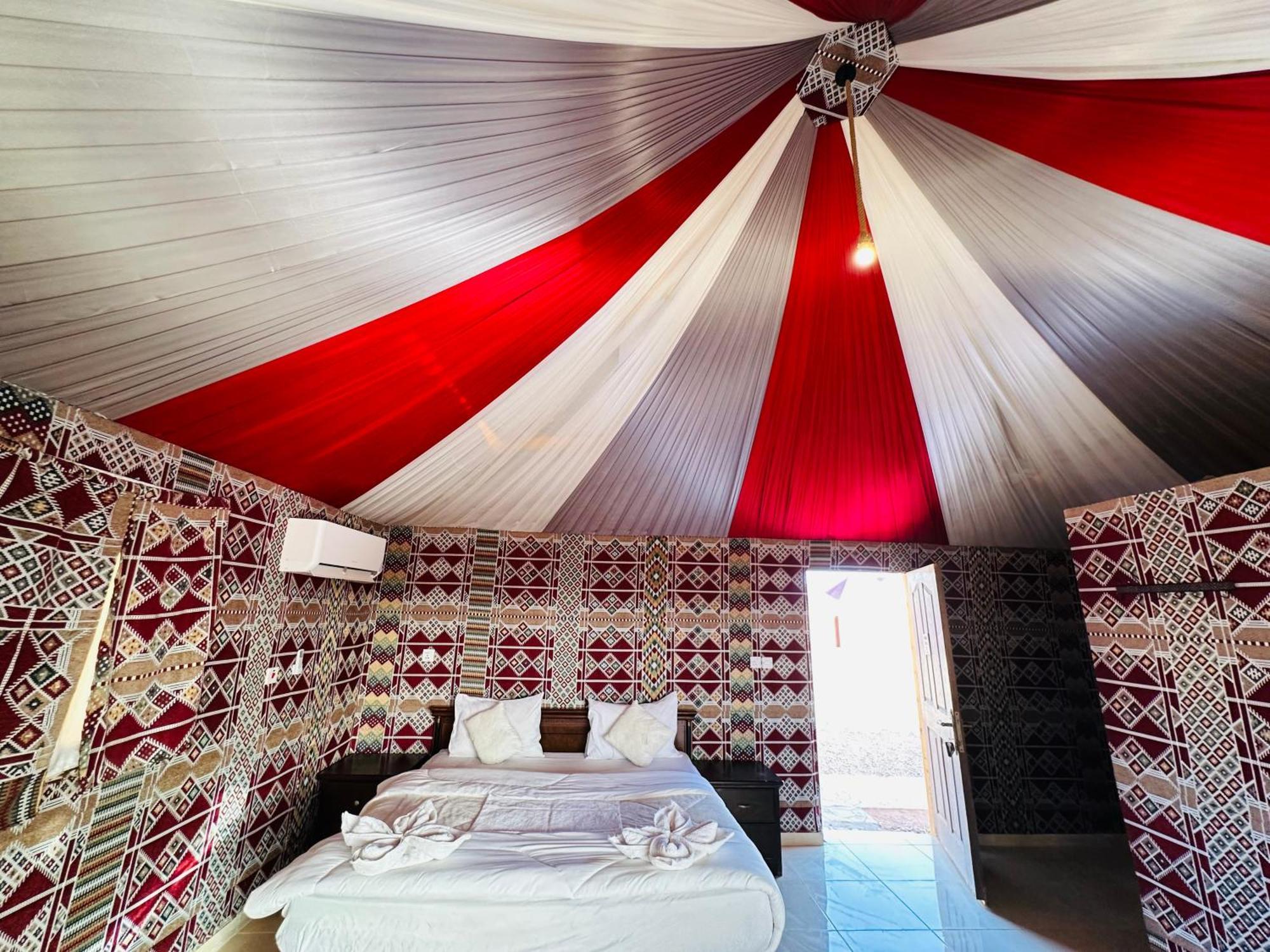 Rum Four Mountain Luxury Camp 와디럼 외부 사진