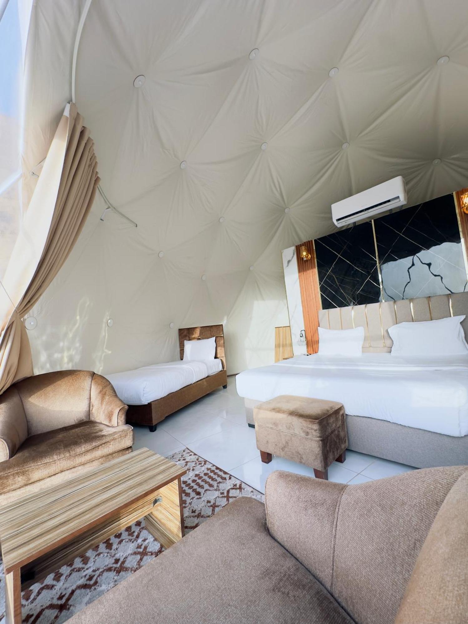 Rum Four Mountain Luxury Camp 와디럼 외부 사진
